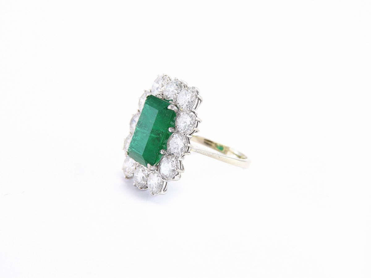 Anello a Margherita in Oro Bianco con Diamanti e Smeraldo