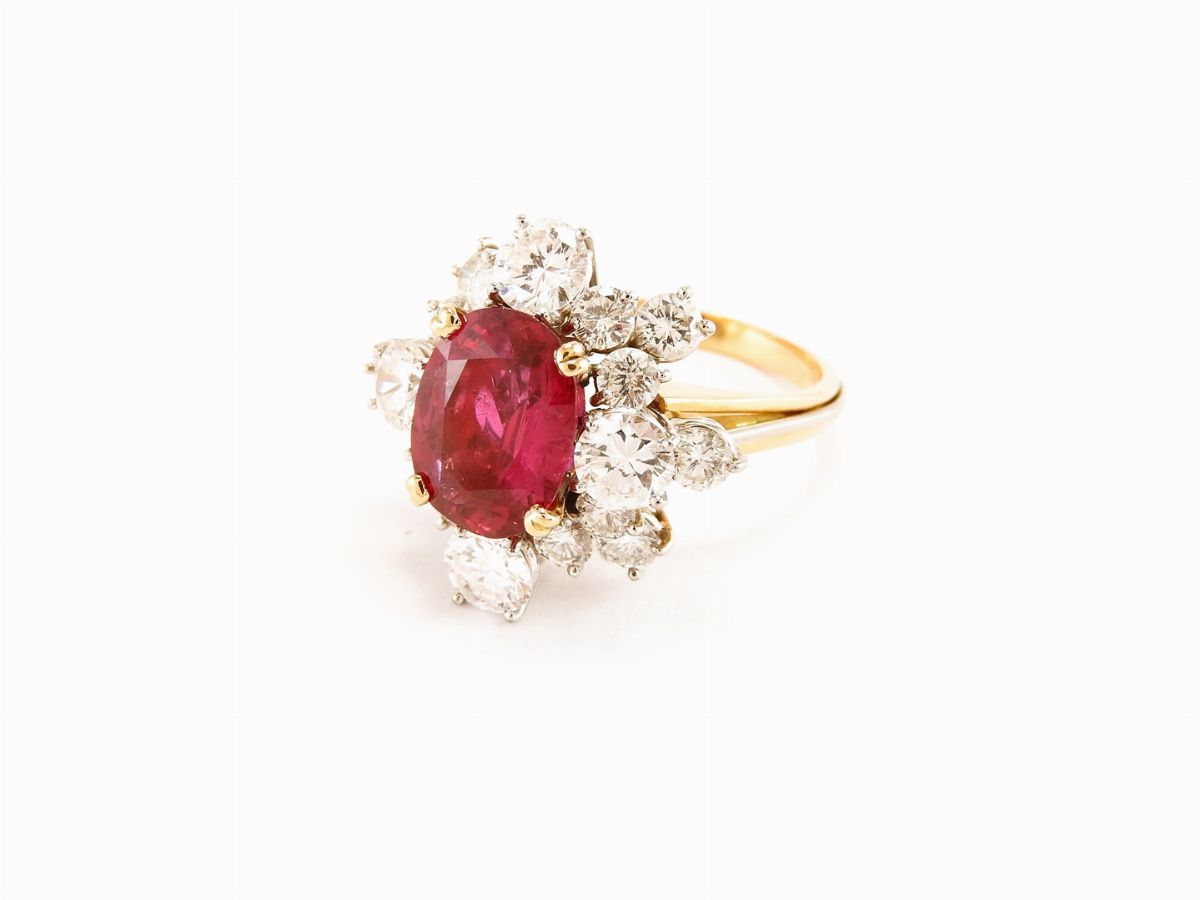 Anello a Margherita in Oro Bianco con Diamanti e Rubino
