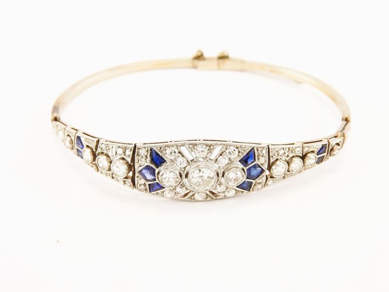 Bracciale Semirigido in Oro Bianco, Diamanti e Zaffiri