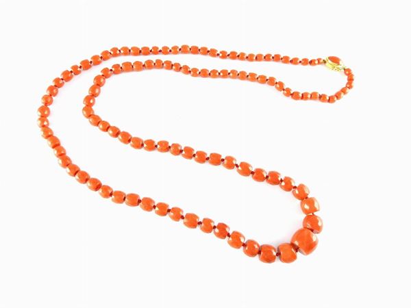Graduated barrel-shaped red coral necklace with yellow gold and red coral clasp