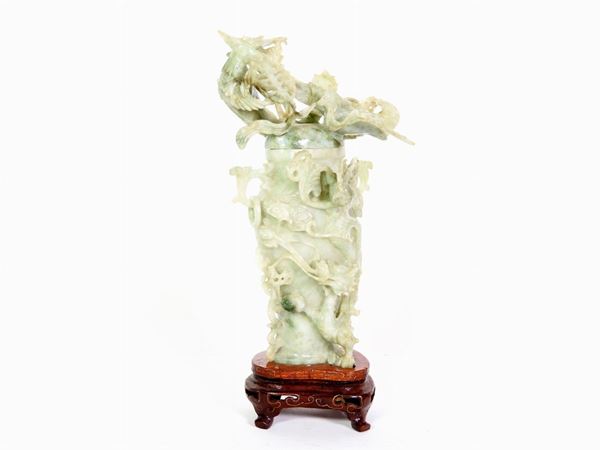 Piccolo vaso in giada  (Cina, XX secolo)  - Asta Arredi, argenteria e curiosità da una casa romana - I - Maison Bibelot - Casa d'Aste Firenze - Milano