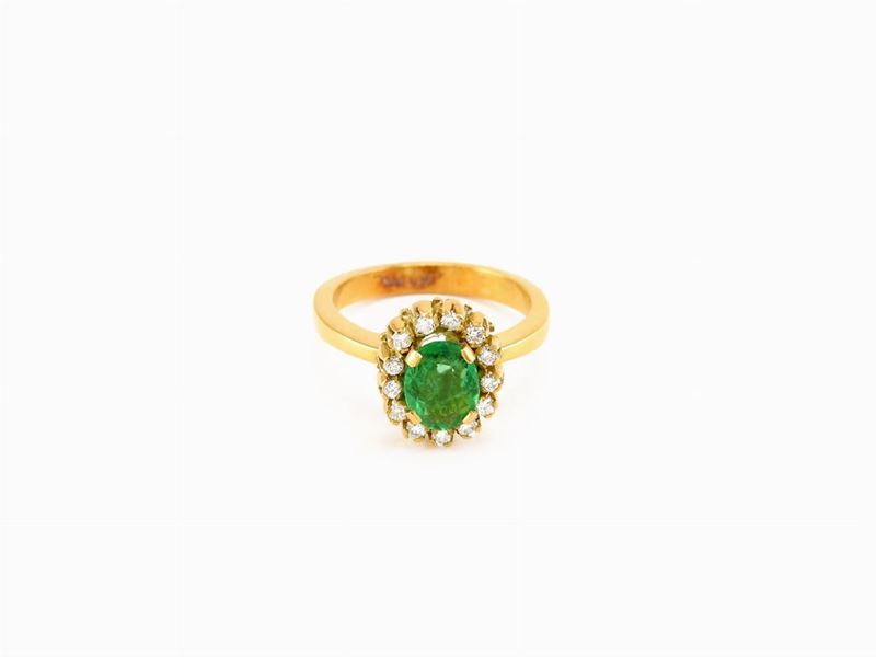 Anello a Margherita in Oro Giallo con Diamanti e Smeraldo