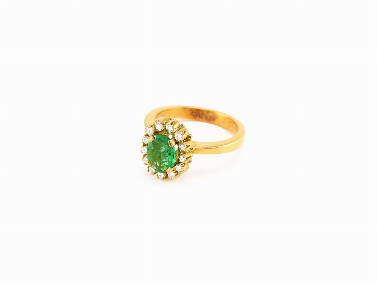 Anello a Margherita in Oro Giallo con Diamanti e Smeraldo