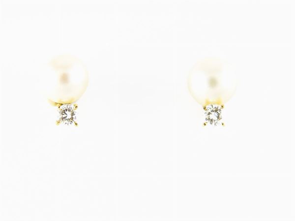 Yellow gold earrings with diamonds and Akoya cultured pearls