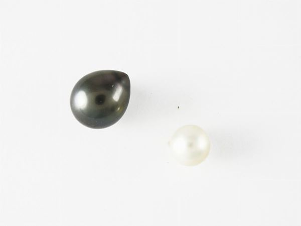 Round Akoya cultured pearl and pear shape Tahiti black pearl