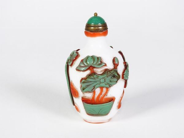 A Red and Green Overlay White Glass Snuff Bottle