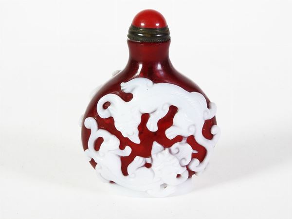 A White Overlay Red Glass Snuff Bottle
