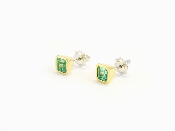 White and yellow gold earrings with emeralds