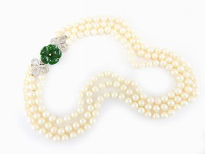 Collana a Tre Fili di Perle Coltivate Akoya con Fermezza in Oro Bianco, Diamanti e Cloromelanite