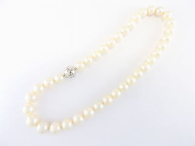 Collana Leggermente Scalare di Perle Coltivate South Sea con Fermezza in Oro Bianco e Diamanti