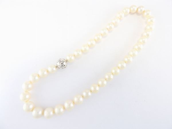 Slightly graduated cultured South Sea pearls necklace with white gold clasp set with diamonds