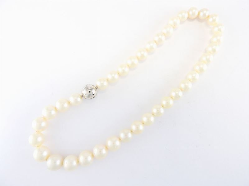 Collana Leggermente Scalare di Perle Coltivate South Sea con Fermezza in Oro Bianco e Diamanti