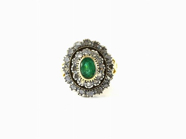 White and yellow gold daisy ring with diamonds and emerald