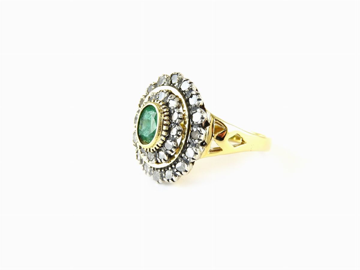 Anello a Margherita in Oro Giallo e Bianco, Diamanti e Smeraldo