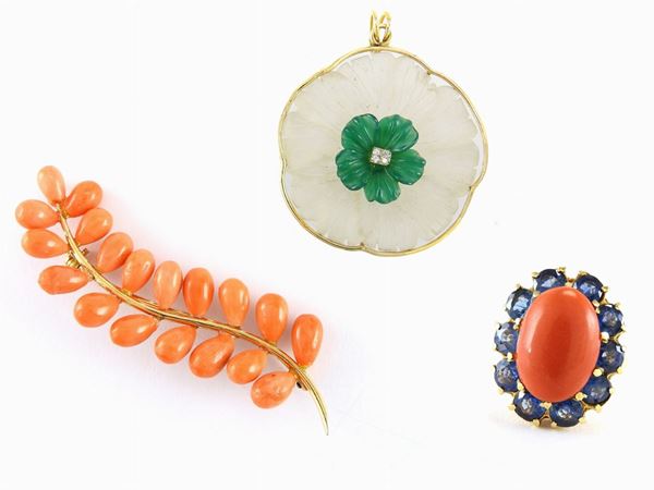 Yellow gold ring with coral and sapphires, yellow gold brooch and pendant with various stones