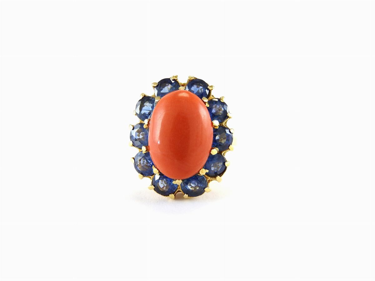 Anello in Oro Giallo, Zaffiri e Corallo, Spilla e Pendente in Oro Giallo e Pietre Varie