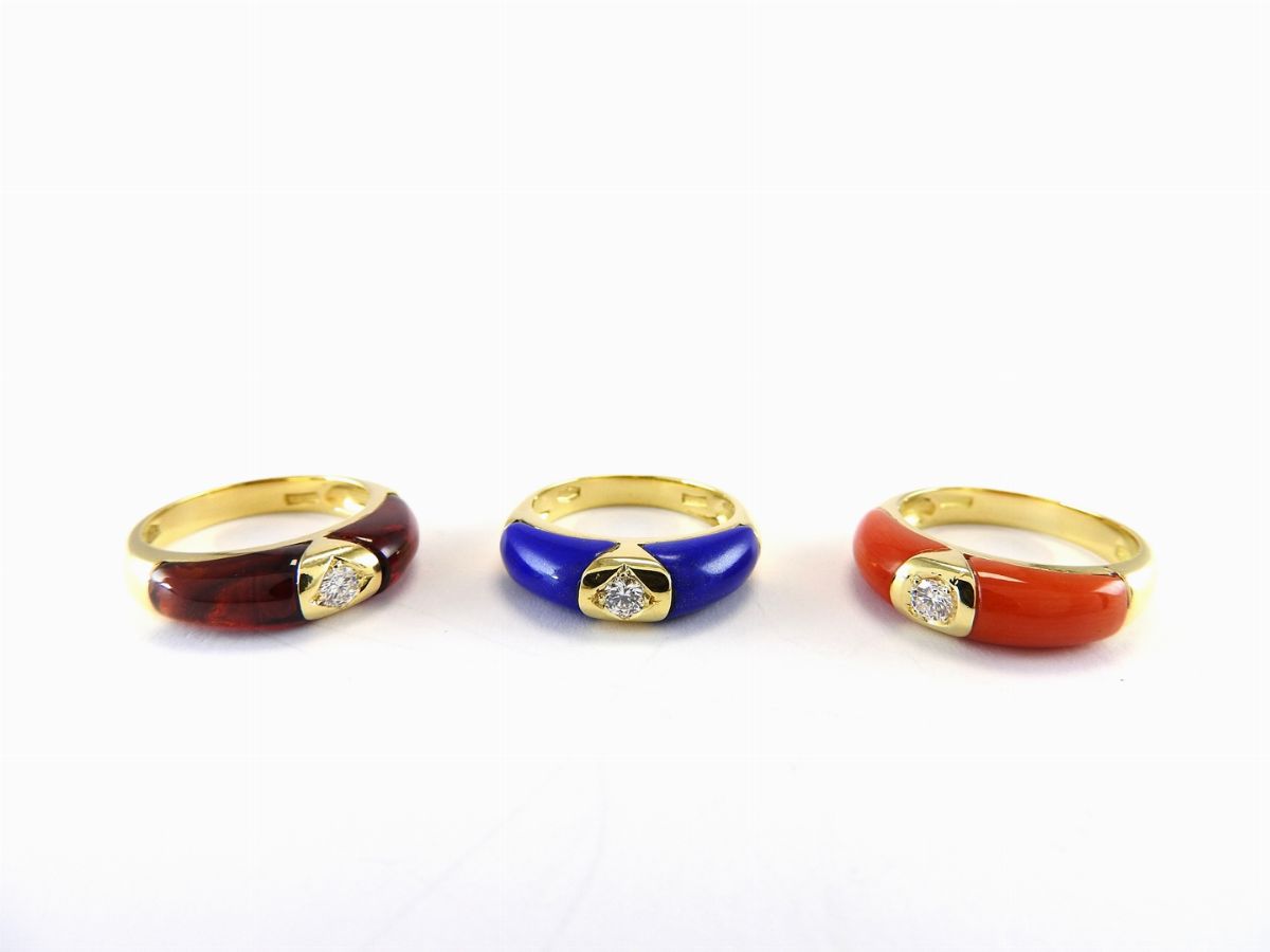 Tre Anelli in Oro Giallo, Diamanti, Corallo, Lapislazzuli e Pietra Bruna