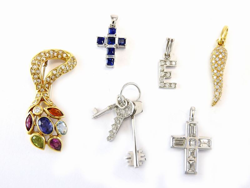 Cinque Ciondoli e una Spilla in Oro Bianco e Giallo, Diamanti, Zaffiri e Pietre Semipreziose
