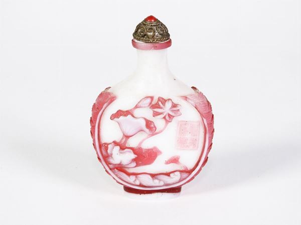 A White and Pink Overlay White Glass Snuff Bottle