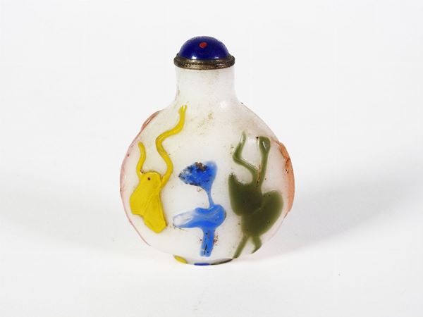 A Polychrome Overlay White Glass Snuff Bottle