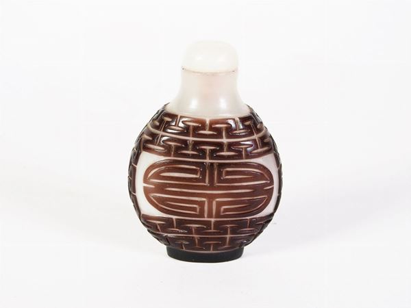 A Bordeaux Overlay Glass Snuff Bottle  (China, 20th Century)  - Auction Furniture, Silver and Curiosities from a Roman House - I - Maison Bibelot - Casa d'Aste Firenze - Milano