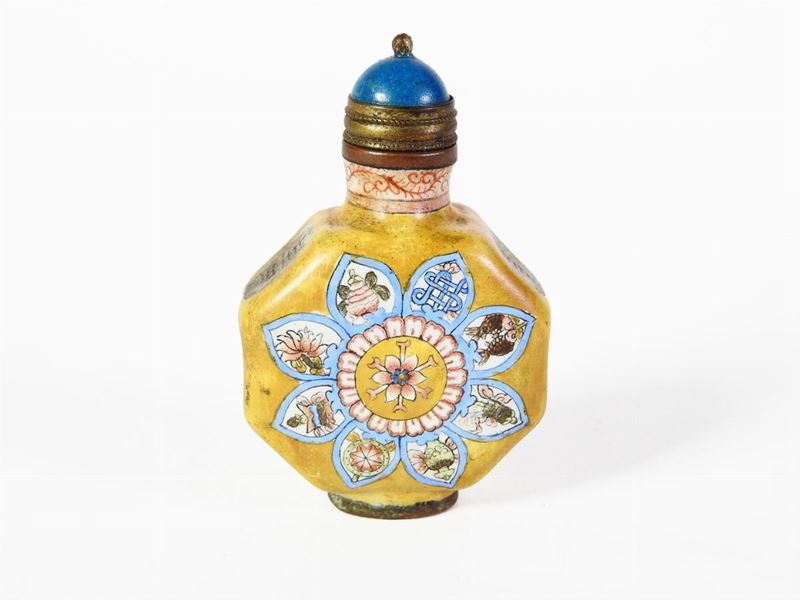 Snuff Bottle in Smalto