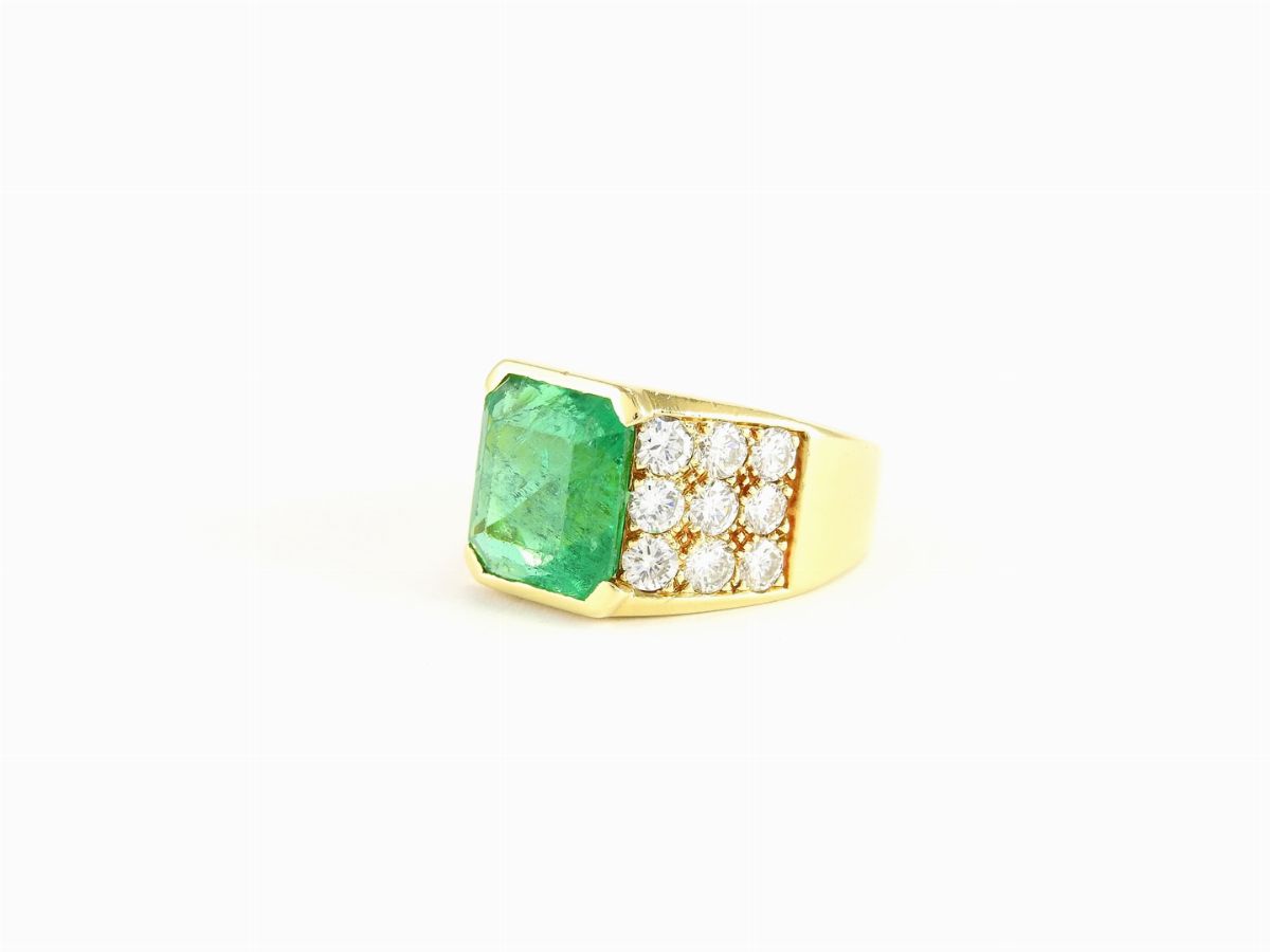 Anello a Fascia in Oro Giallo, Diamanti e Smeraldo