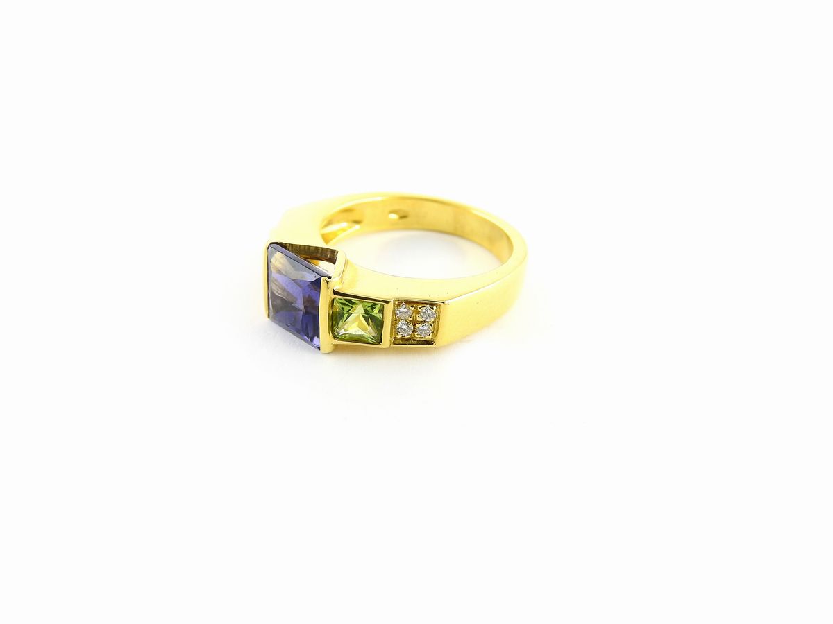 Anello in Oro Giallo, Diamanti, Peridoti e Iolite