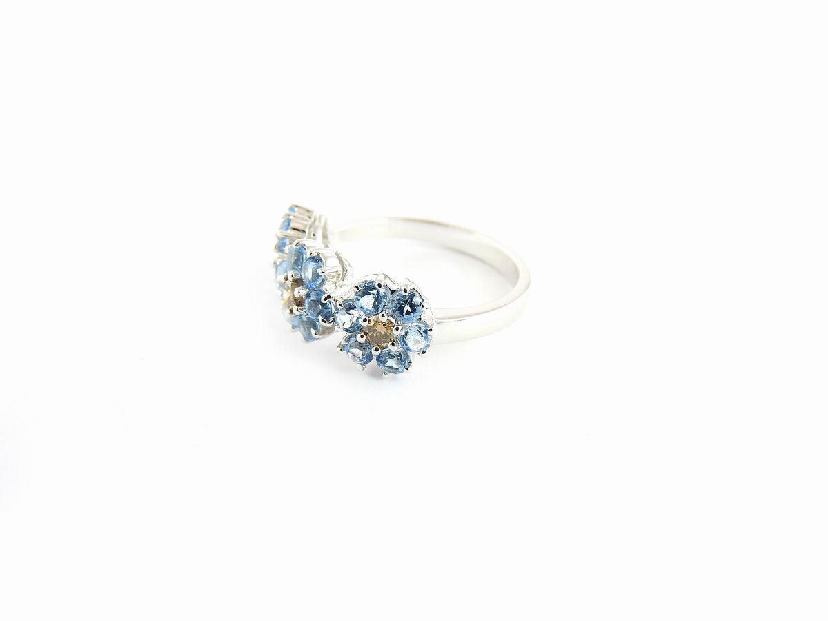 Anello in Oro Bianco, Diamanti Brown e Topazi Azzurri