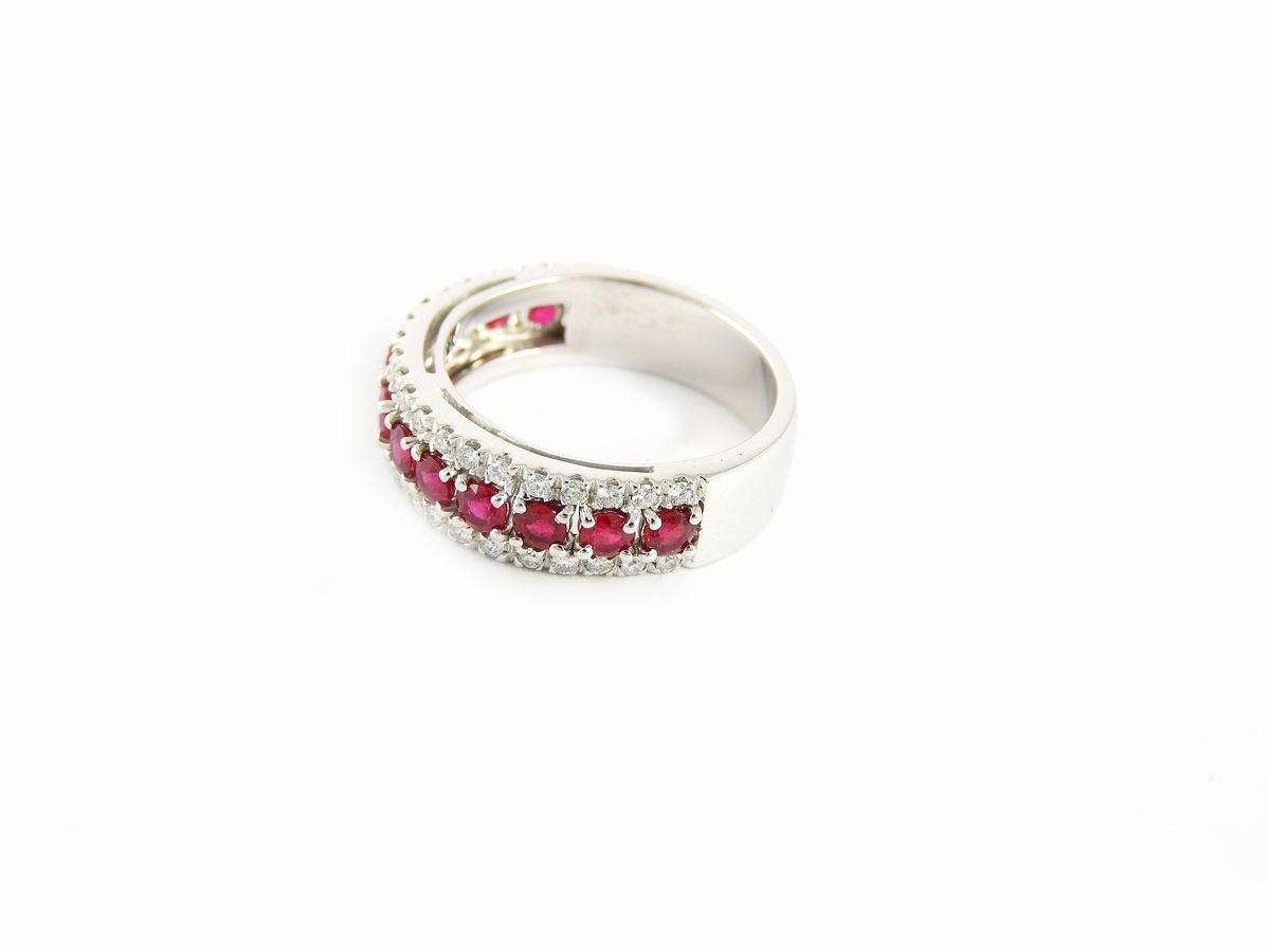 Anello a Fascia in Oro Bianco, Diamanti e Rubini