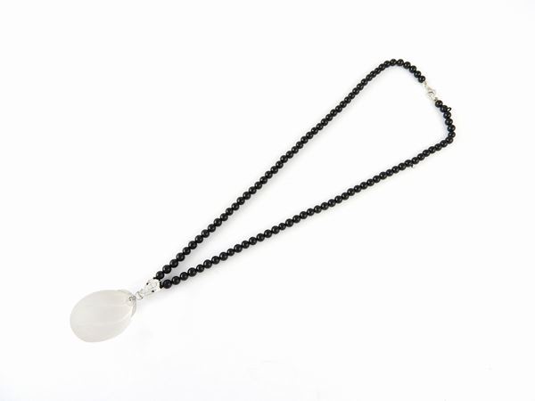 White gold neklace with onyx and colourless topaz