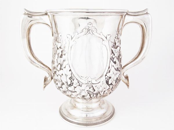 Grande coppa biansata in argento sterling  (Tiffany & Co., New York, 1875-1891)  - Asta Arredi, argenteria e curiosità da una casa romana - I - Maison Bibelot - Casa d'Aste Firenze - Milano
