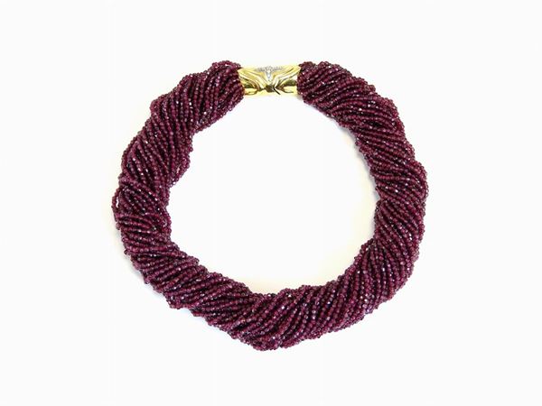 35 strands faceted garnet torchon necklace with white and yellow gold clasp  - Auction Jewels - Maison Bibelot - Casa d'Aste Firenze - Milano