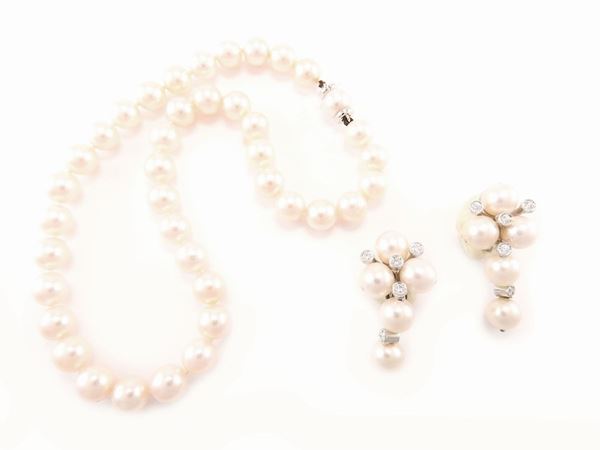Demi parure bracciale doppio e orecchini pendenti di perle coltivate Akoya, oro bianco e diamanti