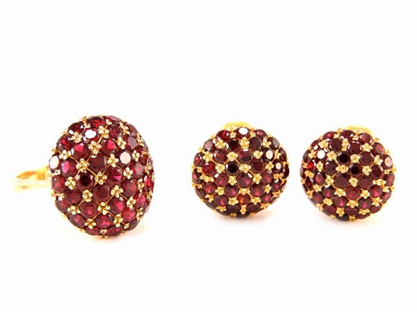 Demi parure of yellow gold ring and earrings with garnets