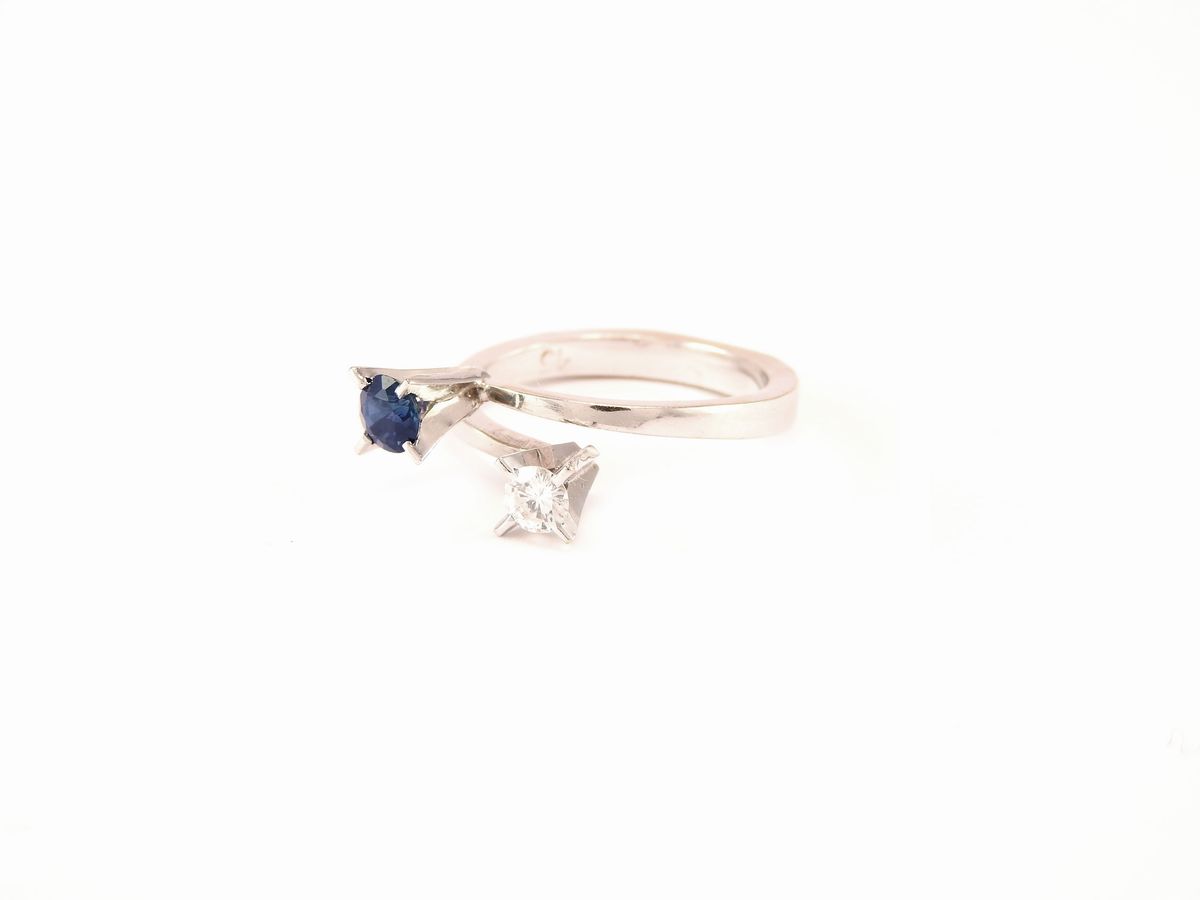 Anello Contrarié in Oro Bianco, Diamante e Zaffiro