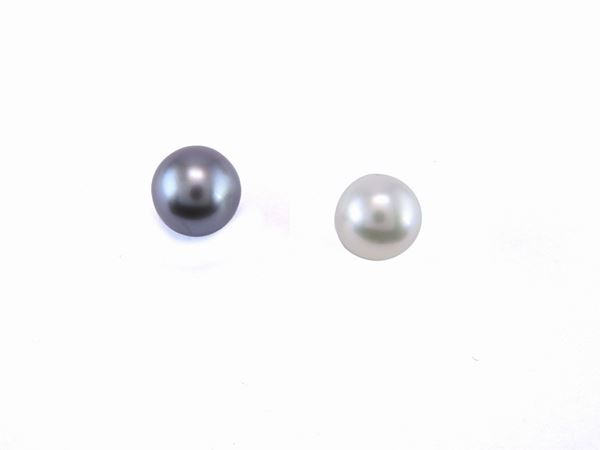 White gold earrings with cultured South Sea white pearl and Tahiti black pearl