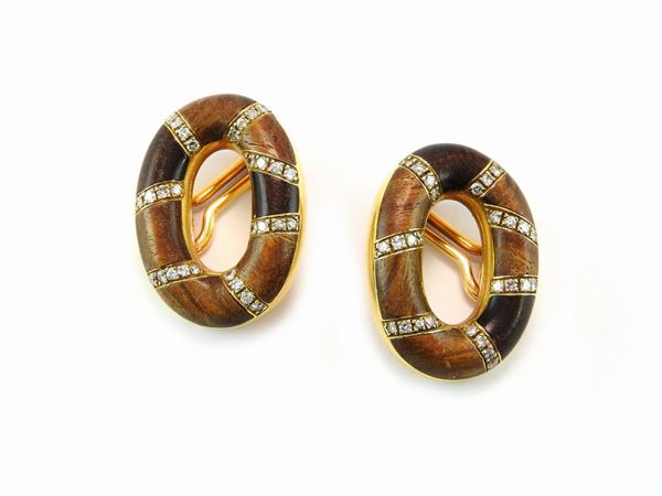Yellow gold earrings with diamonds and wood