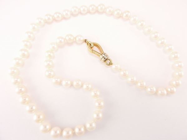 Collana perle coltivate Akoya con fermezza Pomellato in oro giallo e bianco