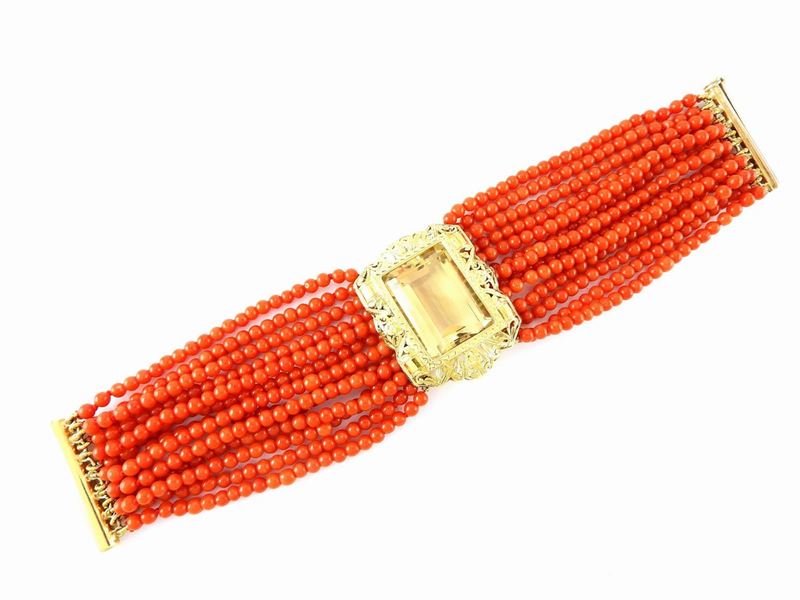 Bracciale a Tredici Fili di Corallo Rosso con Piastra Centrale in Oro Giallo e Quarzo Citrino