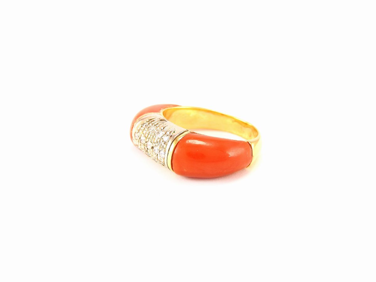 Anello in Oro Giallo e Bianco, Diamanti e Corallo Rosso