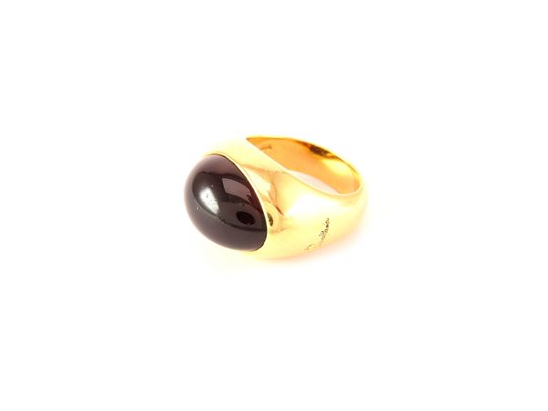 Yellow gold Pomellato pinky ring with garnet