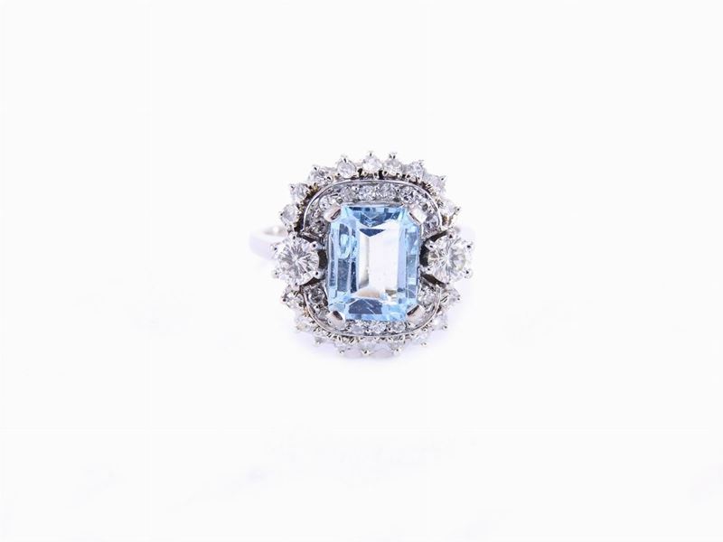 Anello a Margherita in Oro Bianco, Diamanti e Acquamarina