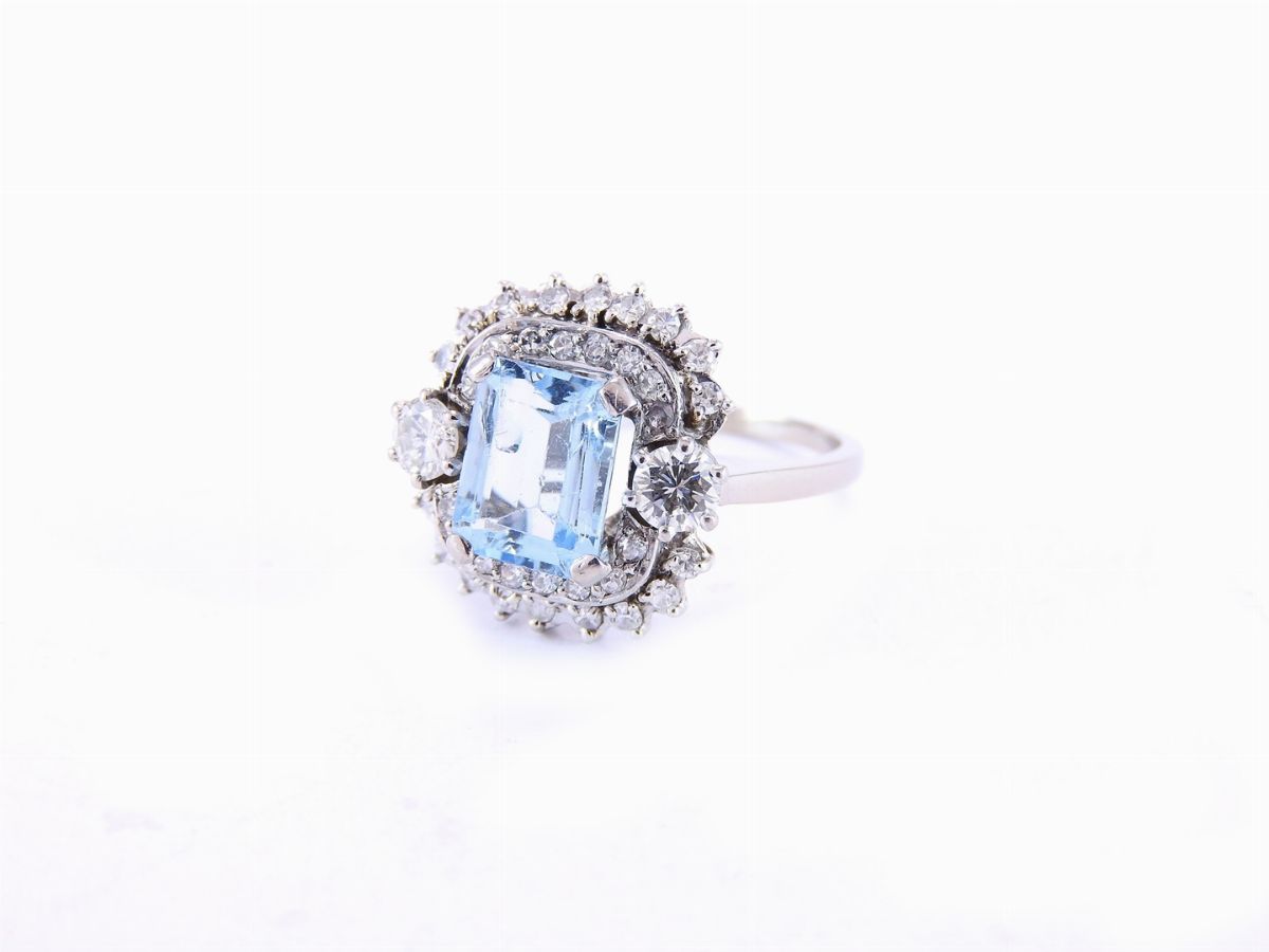 Anello a Margherita in Oro Bianco, Diamanti e Acquamarina