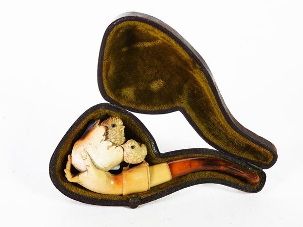 A Carved Meerschaum Pipe  (19th Century)  - Auction Furniture, Silver and Curiosities from a Roman House - I - Maison Bibelot - Casa d'Aste Firenze - Milano
