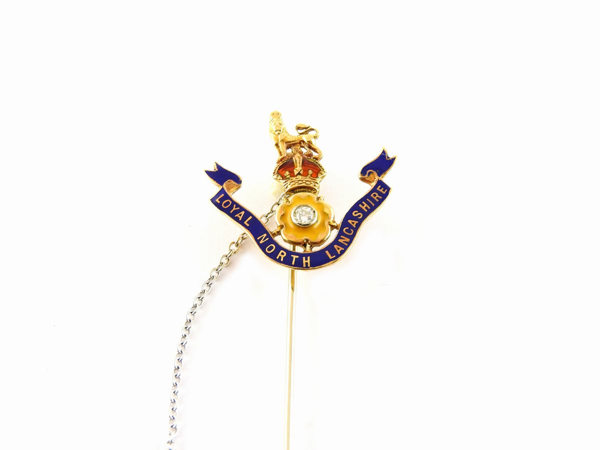 Spilla "regimental" in Oro Bianco, Giallo, Diamante e Smalti Policromi