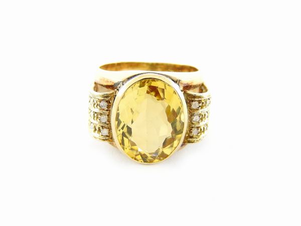 12Kt yellow gold ring with diamonds and citrine quartz