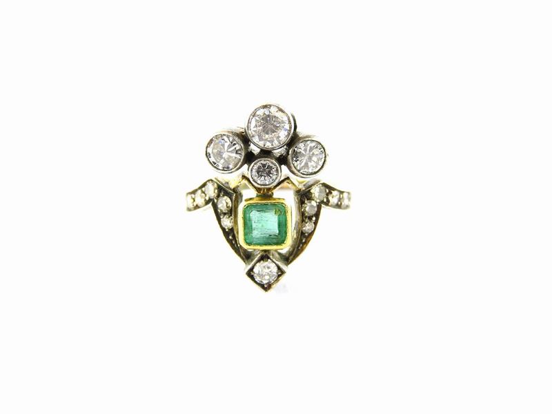 Anello in Oro Giallo, Argento, Diamanti e Smeraldo