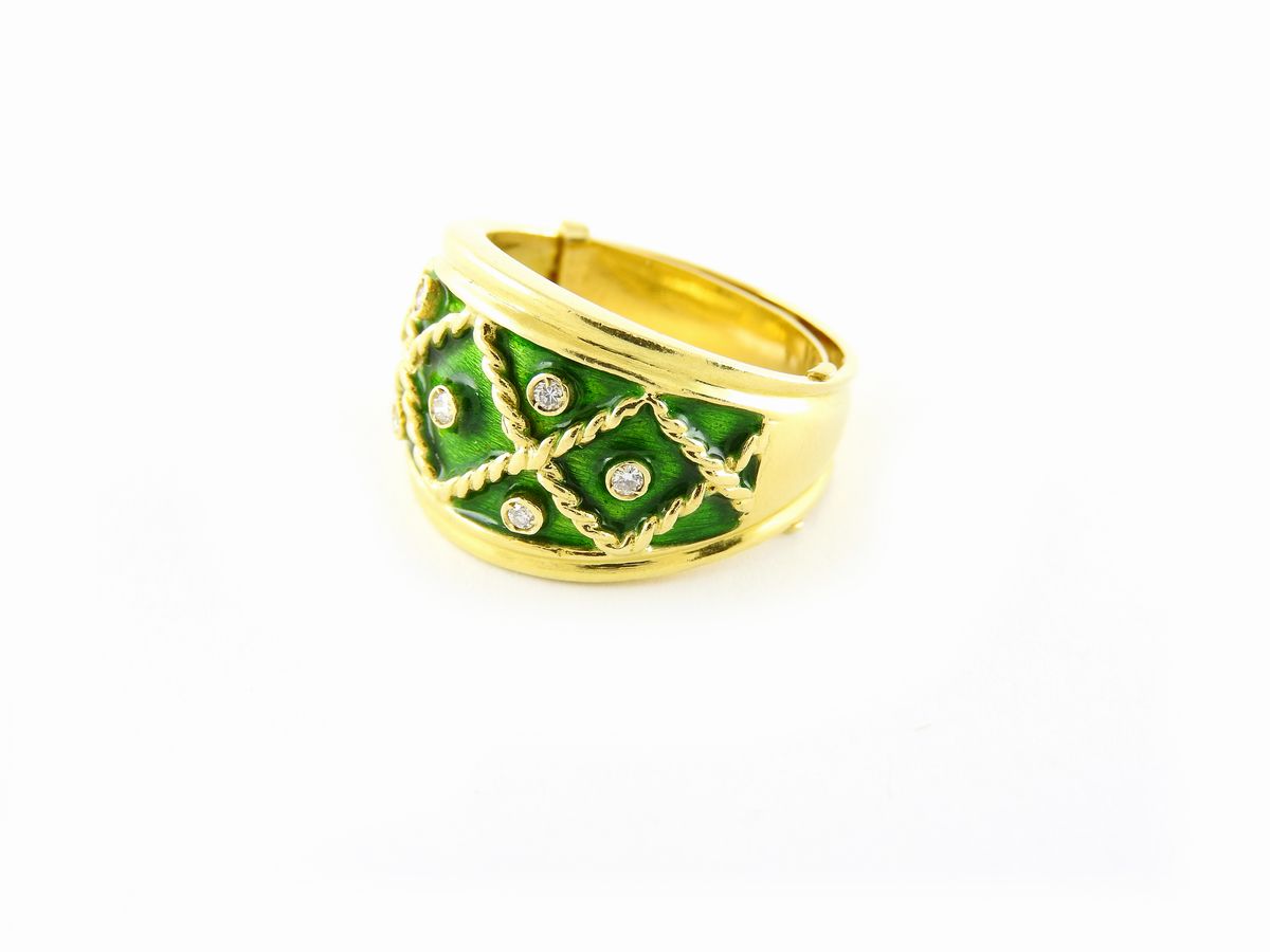 Anello a Fascia in Oro Giallo, Diamanti e Smalto Verde