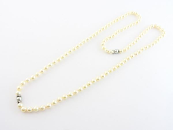 Collana di perle coltivate Akoya bianche e grigie, oro bianco e diamanti